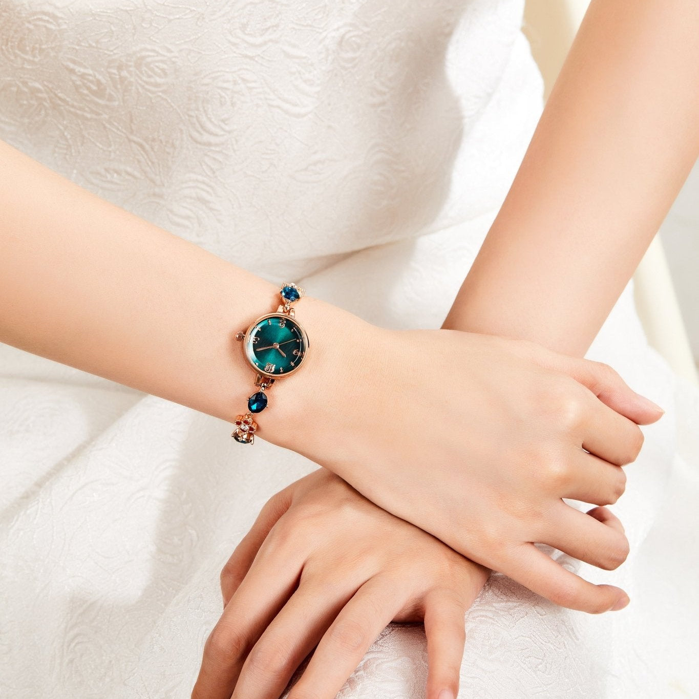 Sophisticated evening look styled with the TIME100 petite jewelry watch and sparkling rose gold bracelet Cyan - Time100