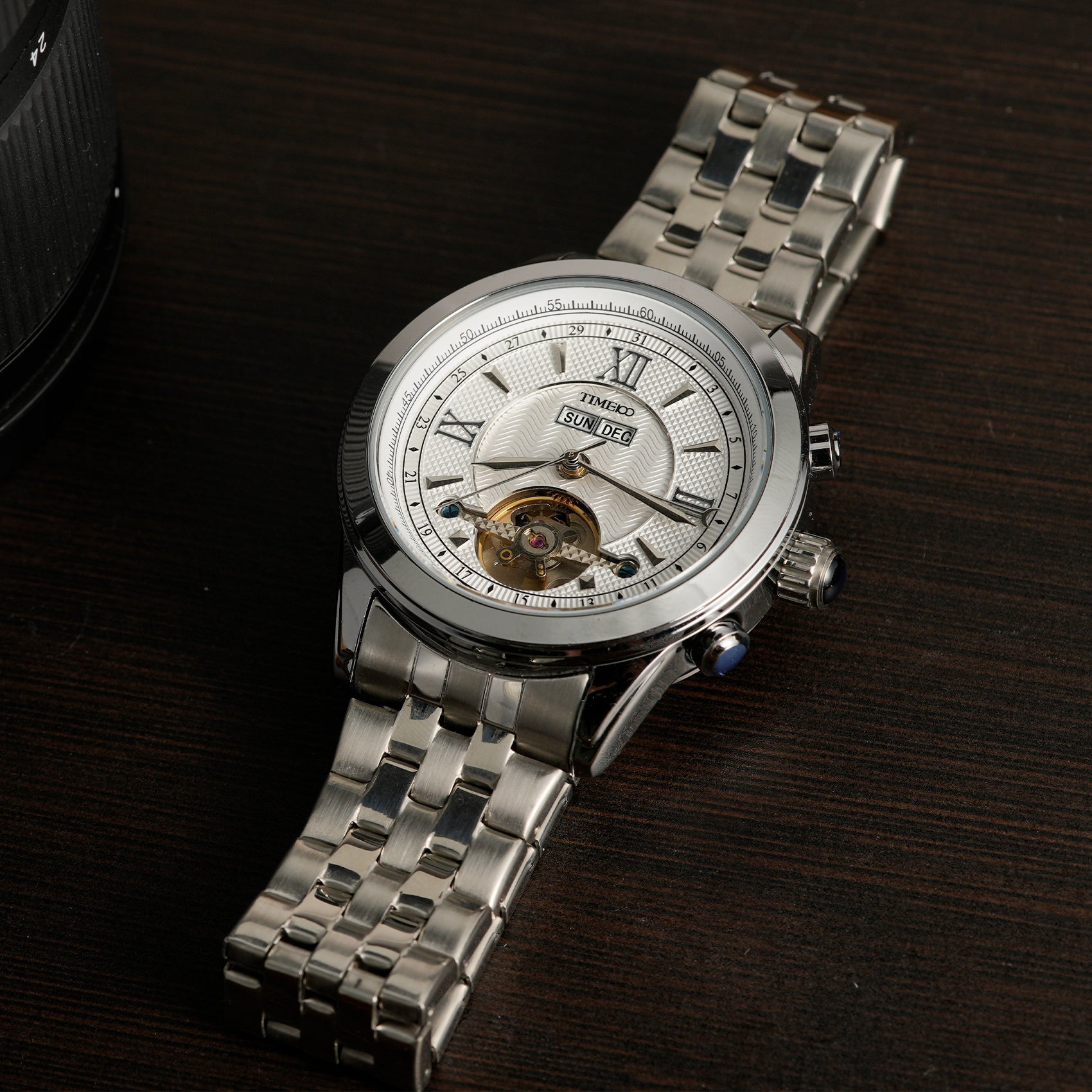 Detail of the polished stainless steel bracelet and case on the TIME100 W60069G automatic timepiece Silver White- Time100