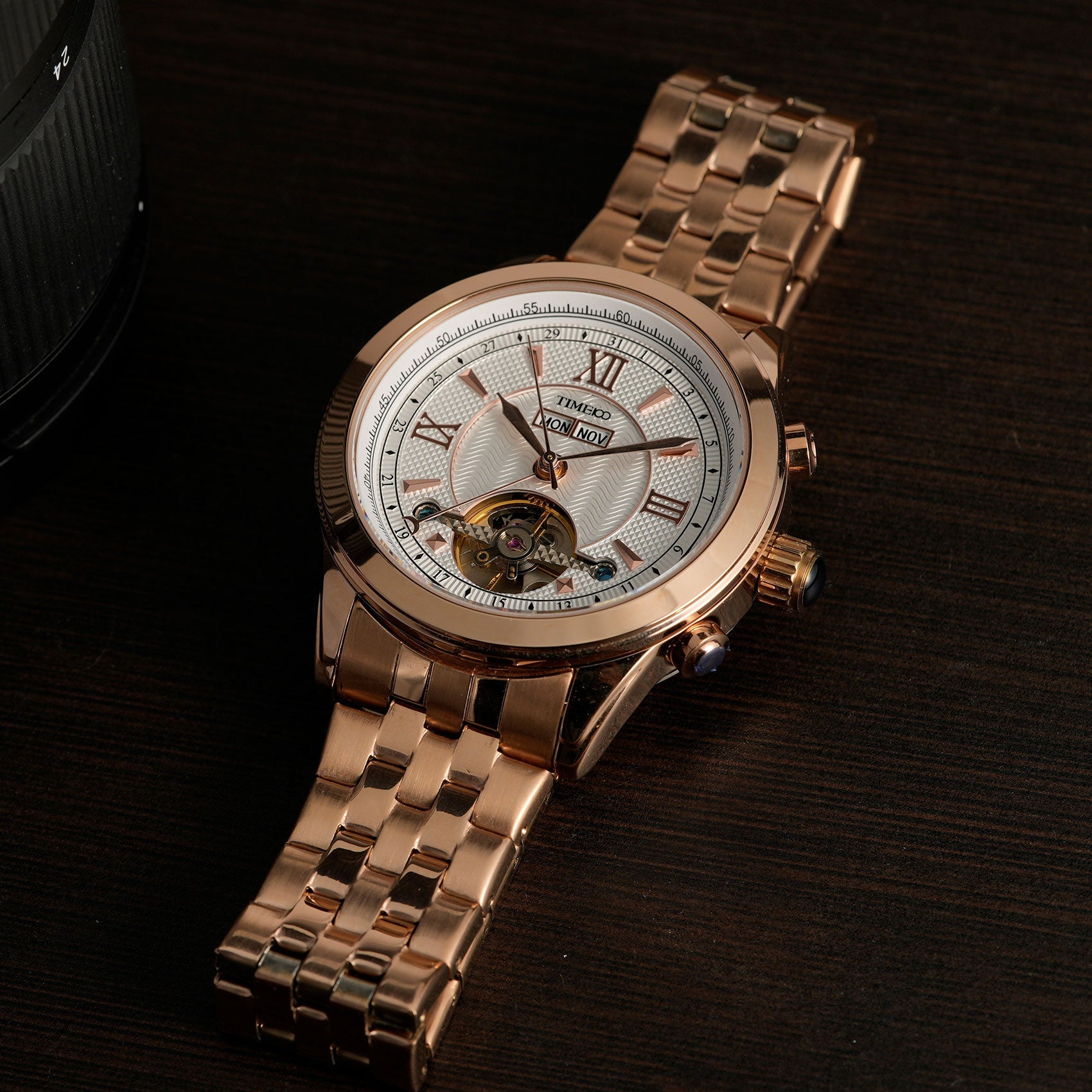 Detail of the polished stainless steel bracelet and case on the TIME100 W60069G automatic timepiece Gold White- Time100