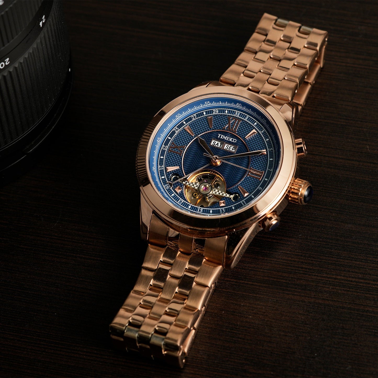 Detail of the polished stainless steel bracelet and case on the TIME100 W60069G automatic timepiece Gold Blue - Time100