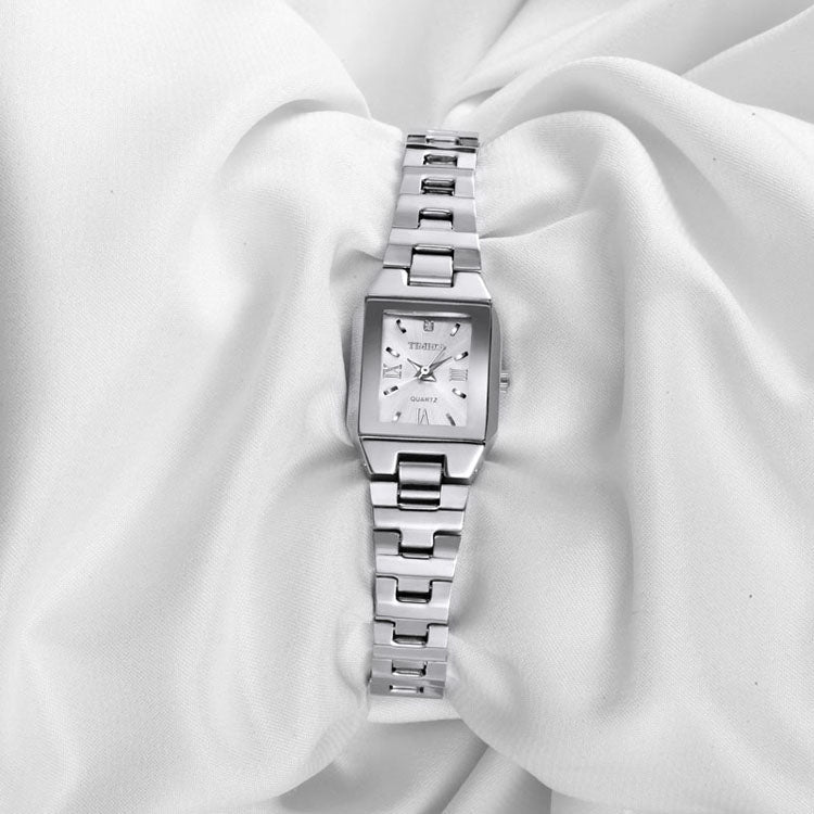 Detail of the scratch-resistant mineral glass and adjustable metal bracelet on the quartz watch White - Time100