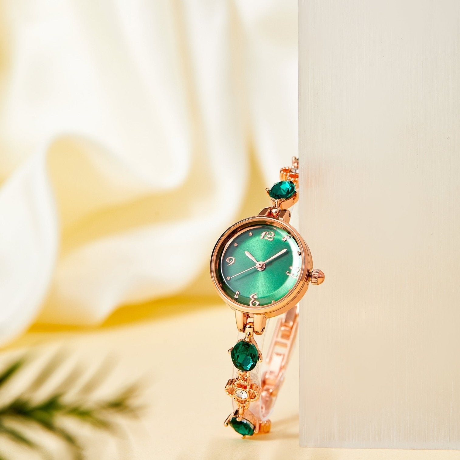 Detail of the removable jewelry clasp on the TIME100 women's watch for a comfortable custom fit Green - Time100