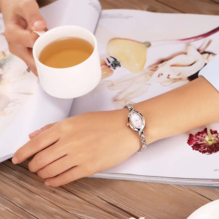 Detail of the elegant matching jewelry bracelets included in the TIME100 Soho rose gold watch set Silver - Time100
