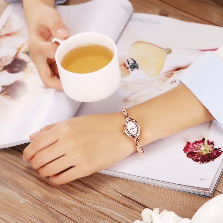 Detail of the elegant matching jewelry bracelets included in the TIME100 Soho rose gold watch set Gold - Time100