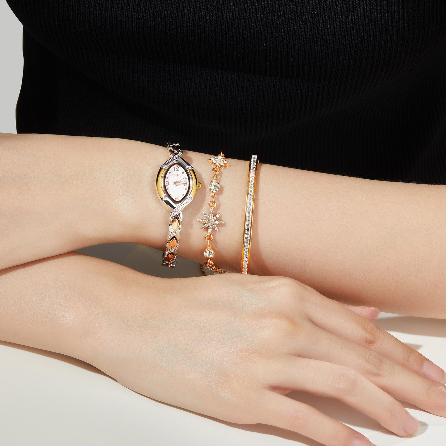 Detail of the elegant rose gold-tone matching bracelets from the TIME100 Chelsea jewelry collection Silver - Time100