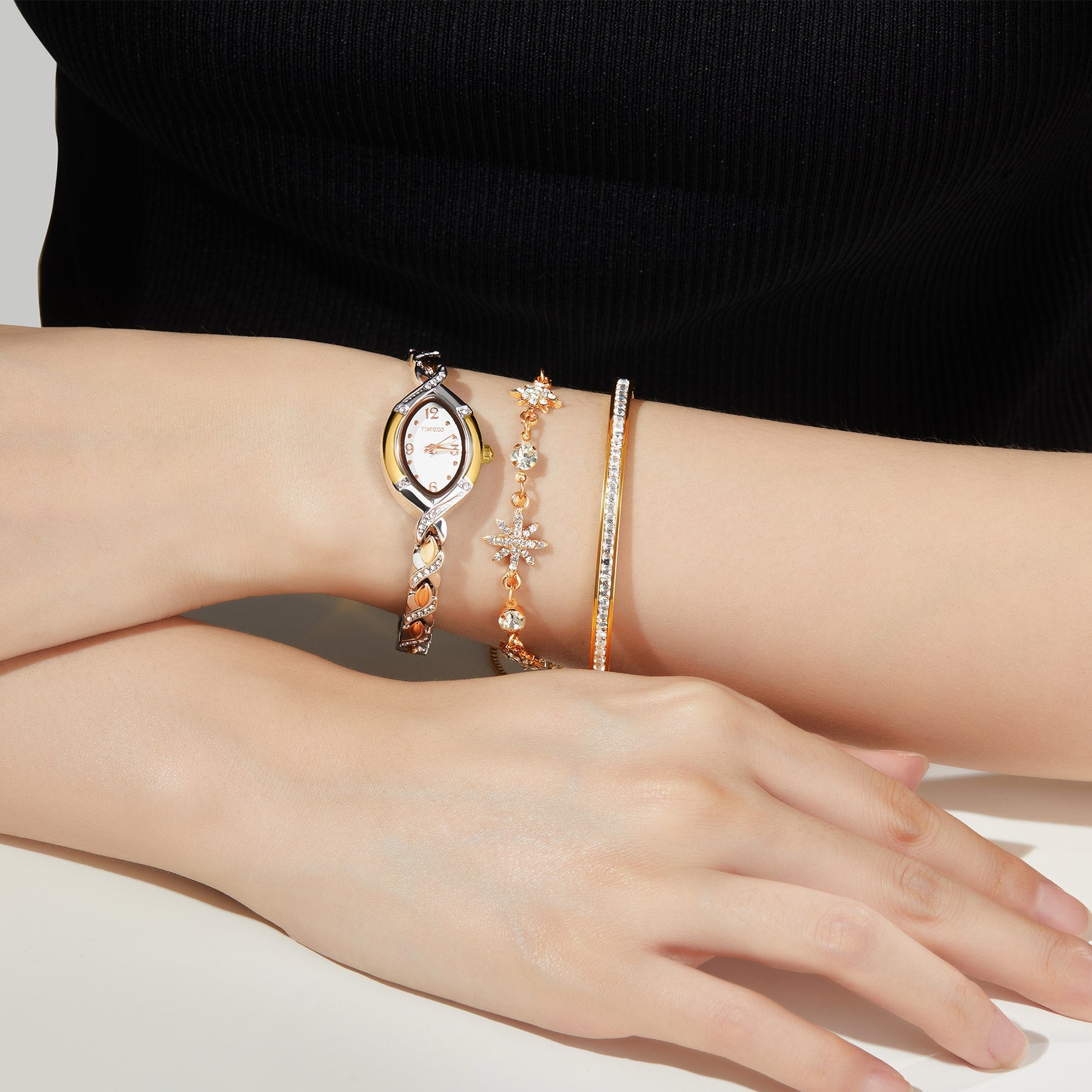 Detail of the elegant rose gold-tone matching bracelets from the TIME100 Chelsea jewelry collection Silver - Time100