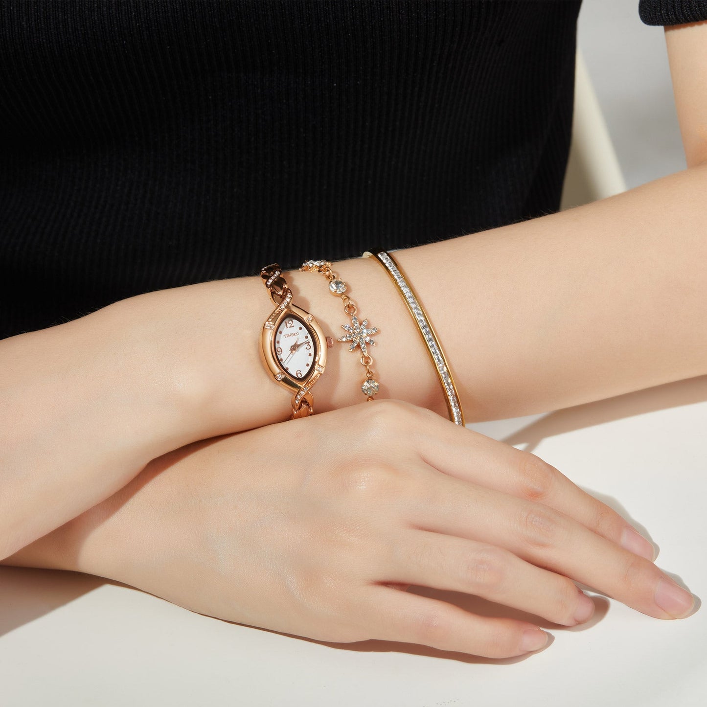 Detail of the elegant rose gold-tone matching bracelets from the TIME100 Chelsea jewelry collection Gold - Time100